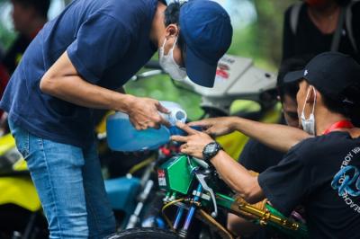 Aksi para pembalap liar saat beradu cepat di ajang Street Race Polda Metro Jaya di Jalan Inspeksi Kali Ancol, Jakarta Utara, Minggu (16/1/2022).