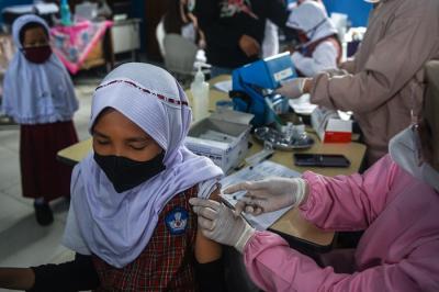 Dari sekitar 600 murid SDN 13 Palembang hanya sekitar 200 an yang mengikuti vaksin Covid-19, Senin (17/1/2022).