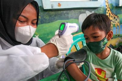 Anak-anak usia 6 hingga 11 tahun saat mengikuti vaksinasi covid-19 di Kembangan, Jakarta Barat, Minggu (16/1/2022).