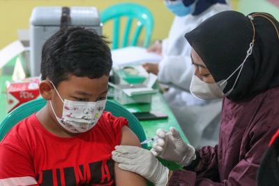 Anak-anak usia 6 hingga 11 tahun saat mengikuti vaksinasi covid-19 di Kembangan, Jakarta Barat, Minggu (16/1/2022).