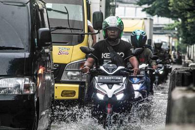 Suasana kawasan terdampak banjir akibat curah hujan tinggi di Ancol, Pademangan, Jakarta Utara, Selasa (18/1/2022).