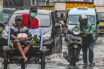 Suasana kawasan terdampak banjir akibat curah hujan tinggi di Ancol, Pademangan, Jakarta Utara, Selasa (18/1/2022).
