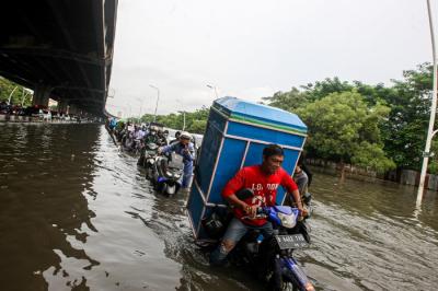 Sejumlah kendaraan terjebak banjir di Jalan Jenderal Ahmad Yani, Cempaka Putih, Jakarta Pusat, Selasa (18/1/2022).