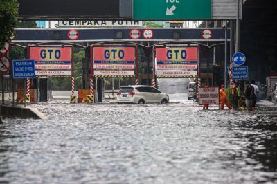 Sejumlah kendaraan terjebak banjir di Jalan Jenderal Ahmad Yani, Cempaka Putih, Jakarta Pusat, Selasa (18/1/2022).