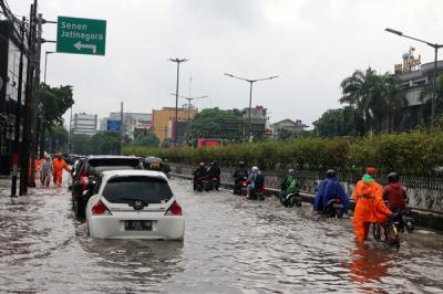 Banjir setinggi lutut orang dewasa menggenangi sepanjang jalan Bungur Besar Raya Jakarta Pusat, Selasa (18/1/2022).