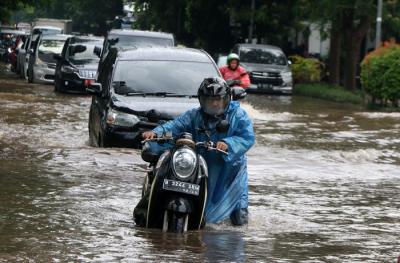 Banjir setinggi lutut orang dewasa menggenangi sepanjang jalan Bungur Besar Raya Jakarta Pusat, Selasa (18/1/2022).