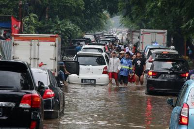Banjir setinggi lutut orang dewasa menggenangi sepanjang jalan Bungur Besar Raya Jakarta Pusat, Selasa (18/1/2022).