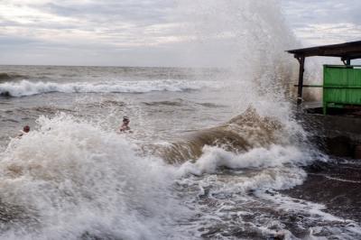 Ombak menghantam pesisir Pantai Angin Mamiri, Tanjung Bunga, Makassar, Senin (17/1/2022).