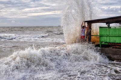 Ombak menghantam pesisir Pantai Angin Mamiri, Tanjung Bunga, Makassar, Senin (17/1/2022).