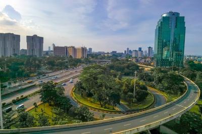 Gedung-gedung kawasan pusat kota dari ketinggian di Jakarta Selatan, Senin (17/1/2022).