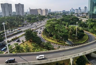Gedung-gedung kawasan pusat kota dari ketinggian di Jakarta Selatan, Senin (17/1/2022).