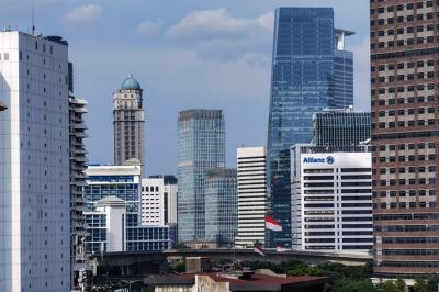 Gedung-gedung kawasan pusat kota dari ketinggian di Jakarta Selatan, Senin (17/1/2022).