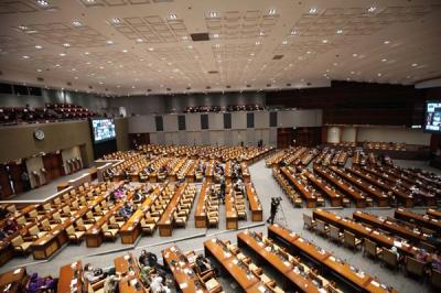 Rapat paripurna ke-13 masa sidang 2021-2022 di Gedung Nusantara II, Kompleks Parlemen MPR/DPR-DPD, Senayan, Jakarta, Selasa (18/1/2022).