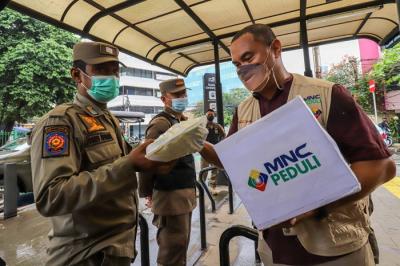 Relawan MNC Peduli saat melakukan sosialiasai protokol kesehatan dan membagikan paket kesehatan di kawasan Stasiun Gondangdia, Kebon Sirih.