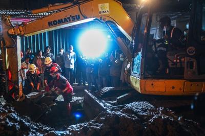 Balai Arkeologi Sumsel bersama pihak PT Waskita Karya mengali kembali nisan kuno yang ditemukan di lokasi pengalian proyek Instalasi Pengelolahan Air Limbah.