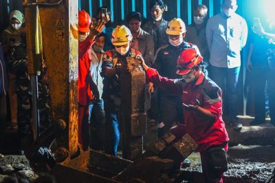 Balai Arkeologi Sumsel bersama pihak PT Waskita Karya mengali kembali nisan kuno yang ditemukan di lokasi pengalian proyek Instalasi Pengelolahan Air Limbah.
