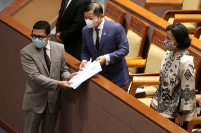 Rapat Paripurna ke-13 DPR RI Masa Persidangan III Tahun Sidang 2021-2022 yang beragendakan mendengarkan Pendapat Fraksi-fraksi.
