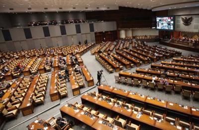 Rapat Paripurna ke-13 DPR RI Masa Persidangan III Tahun Sidang 2021-2022 yang beragendakan mendengarkan Pendapat Fraksi-fraksi.