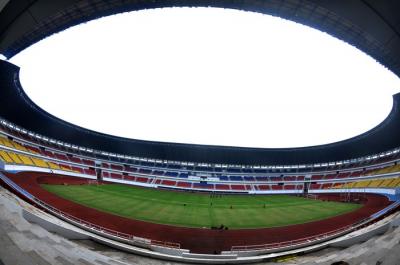 Sejumlah pekerja sedang melakukan perawatan beberapa fasilitas termasuk rumput lapangan hijau di Stadion Jatidiri Semarang, Jawa Tengah, Selasa (18/1/2022).
