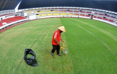 Sejumlah pekerja sedang melakukan perawatan beberapa fasilitas termasuk rumput lapangan hijau di Stadion Jatidiri Semarang, Jawa Tengah, Selasa (18/1/2022).