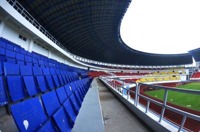 Sejumlah pekerja sedang melakukan perawatan beberapa fasilitas termasuk rumput lapangan hijau di Stadion Jatidiri Semarang, Jawa Tengah, Selasa (18/1/2022).