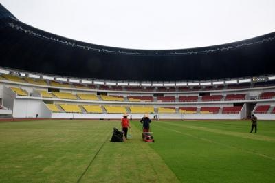 Sejumlah pekerja sedang melakukan perawatan beberapa fasilitas termasuk rumput lapangan hijau di Stadion Jatidiri Semarang, Jawa Tengah, Selasa (18/1/2022).