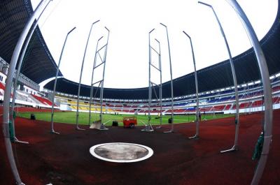 Sejumlah pekerja sedang melakukan perawatan beberapa fasilitas termasuk rumput lapangan hijau di Stadion Jatidiri Semarang, Jawa Tengah, Selasa (18/1/2022).
