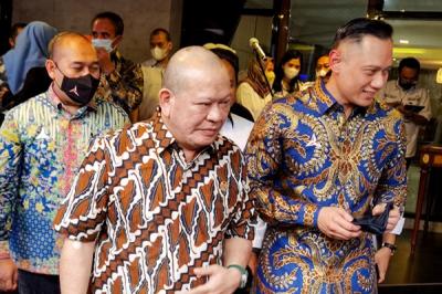 Ketua DPD La Nyalla Mattalitti usai menggelar pertemuan dengan Ketua Umum Partai Demokrat Agus Harimurti Yudhoyono di rumah dinasnya.