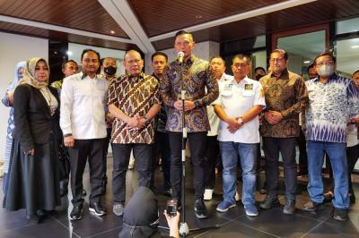 Ketua DPD La Nyalla Mattalitti usai menggelar pertemuan dengan Ketua Umum Partai Demokrat Agus Harimurti Yudhoyono di rumah dinasnya.