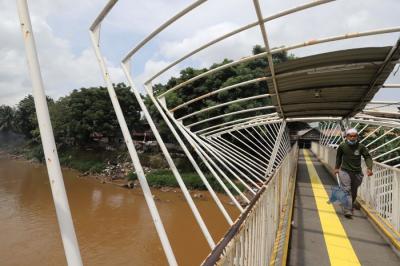Sejumlah warga melintas di Jembatan Penyeberangan Orang (JPO) Jayakarta di Kawasan Menteng, Jakarta Pusat, Rabu (19/1/2022).