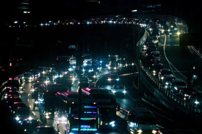 Suasana arus kendaraan yang terjebak macet saat jam pulang kerja di Jalan Gatot Subroto, Jakarta, Selasa (18/2/2022).