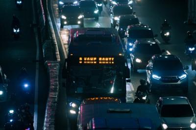 Suasana arus kendaraan yang terjebak macet saat jam pulang kerja di Jalan Gatot Subroto, Jakarta, Selasa (18/2/2022).