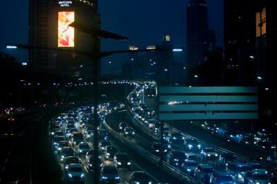 Suasana arus kendaraan yang terjebak macet saat jam pulang kerja di Jalan Gatot Subroto, Jakarta, Selasa (18/2/2022).