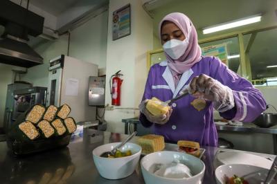 Sejumlah mahasiswa membuat produk olahan dengan bahan dasar tempe di Universitas Sahid (USAHID) Jakarta, Rabu (19/1/2022).