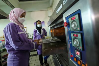 Sejumlah mahasiswa membuat produk olahan dengan bahan dasar tempe di Universitas Sahid (USAHID) Jakarta, Rabu (19/1/2022).