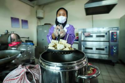 Sejumlah mahasiswa membuat produk olahan dengan bahan dasar tempe di Universitas Sahid (USAHID) Jakarta, Rabu (19/1/2022).
