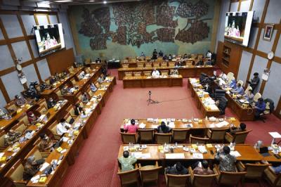 Menteri Pendidikan, Kebudayaan, Riset, dan Teknologi, Nadiem Makarim saat mengikuti rapat kerja dengan Komisi X DPR di Kompleks Parlemen.