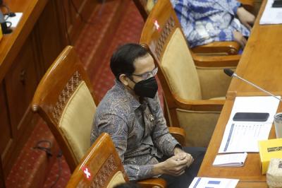 Menteri Pendidikan, Kebudayaan, Riset, dan Teknologi, Nadiem Makarim saat mengikuti rapat kerja dengan Komisi X DPR di Kompleks Parlemen.
