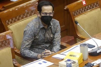 Menteri Pendidikan, Kebudayaan, Riset, dan Teknologi, Nadiem Makarim saat mengikuti rapat kerja dengan Komisi X DPR di Kompleks Parlemen.