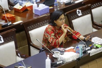 Menteri Keuangan Sri Mulyani Indrawati mengikuti rapat kerja dengan Komisi XI DPR di Kompleks Parlemen, Senayan, Jakarta, Rabu (19/1/2022).