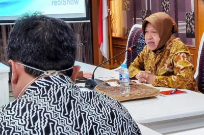 Menteri Sosial Tri Rismaharini saat konferensi pers mengenai perbaikan data terpadu kesejahteraan sosial.