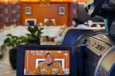 Menteri Sosial Tri Rismaharini saat konferensi pers mengenai perbaikan data terpadu kesejahteraan sosial.