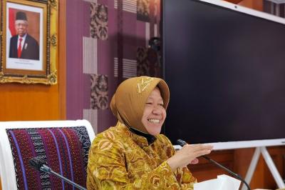 Menteri Sosial Tri Rismaharini saat konferensi pers mengenai perbaikan data terpadu kesejahteraan sosial.