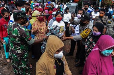 Wakil Wali Kota Palembang Fitrianti Agustinda hadir di operasi pasar murah minyak goreng di Pasar Sekip Ujung Jalan Amphibi.