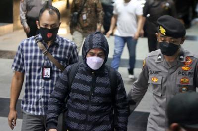 Sejumlah orang terdiri dari Aparatur Sipil Negara (ASN) dan pihak swasta dari Kabupaten Langkat Sumatera Utara yang terjarimg Operasi Tangkap Tangan.