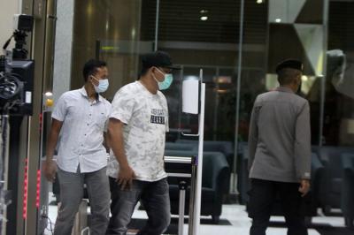 Sejumlah orang terdiri dari Aparatur Sipil Negara (ASN) dan pihak swasta dari Kabupaten Langkat Sumatera Utara yang terjarimg Operasi Tangkap Tangan.