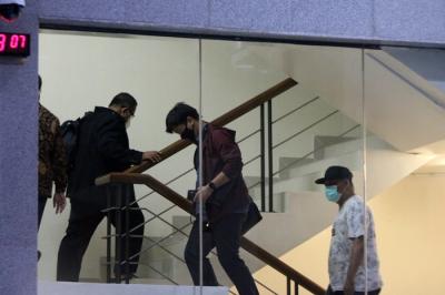 Sejumlah orang terdiri dari Aparatur Sipil Negara (ASN) dan pihak swasta dari Kabupaten Langkat Sumatera Utara yang terjarimg Operasi Tangkap Tangan.