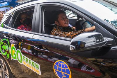 Petugas mengisi bahan bakar saat acara peresmian Stasiun Pengisian Kendaraan Listrik Umum (SPKLU) di Jalan Demang Daun Palembang, Selasa (18/1/2022).