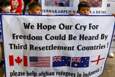 Pencari suaka asal Afghanistan melakukan aksi unjuk rasa di kawasan Monumen Nasional (Monas), Jakarta, Rabu (19/1/2022).