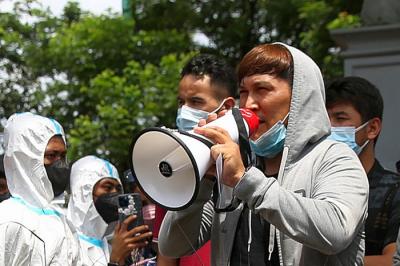 Pencari suaka asal Afghanistan melakukan aksi unjuk rasa di kawasan Monumen Nasional (Monas), Jakarta, Rabu (19/1/2022).